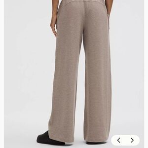 Lululemon Scuba Mid-Rise Wide-Leg Pant
Waffle Heathered Warm Ash Grey Size XS